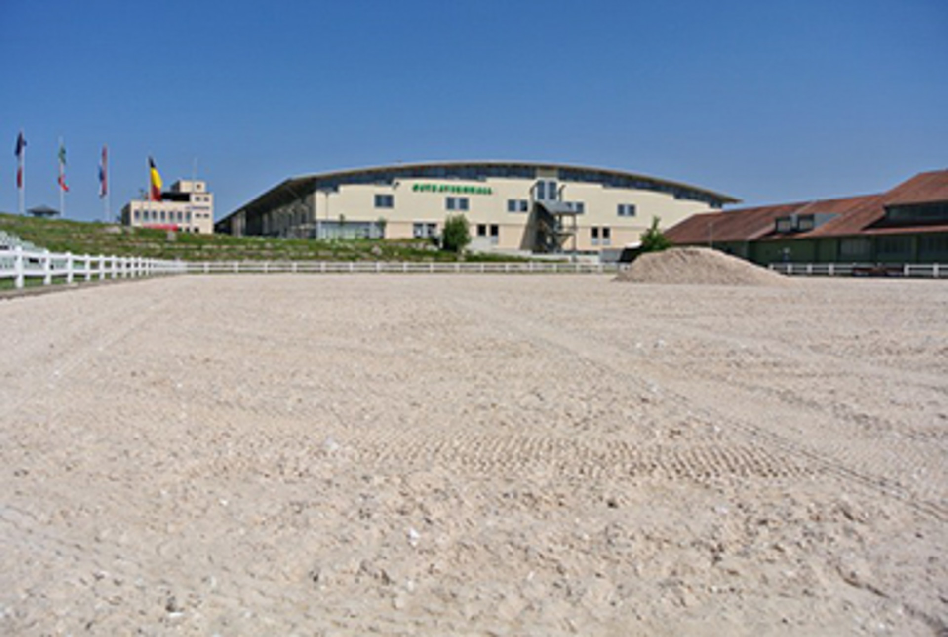 Blick auf die Ostbayernhalle in Kreuth